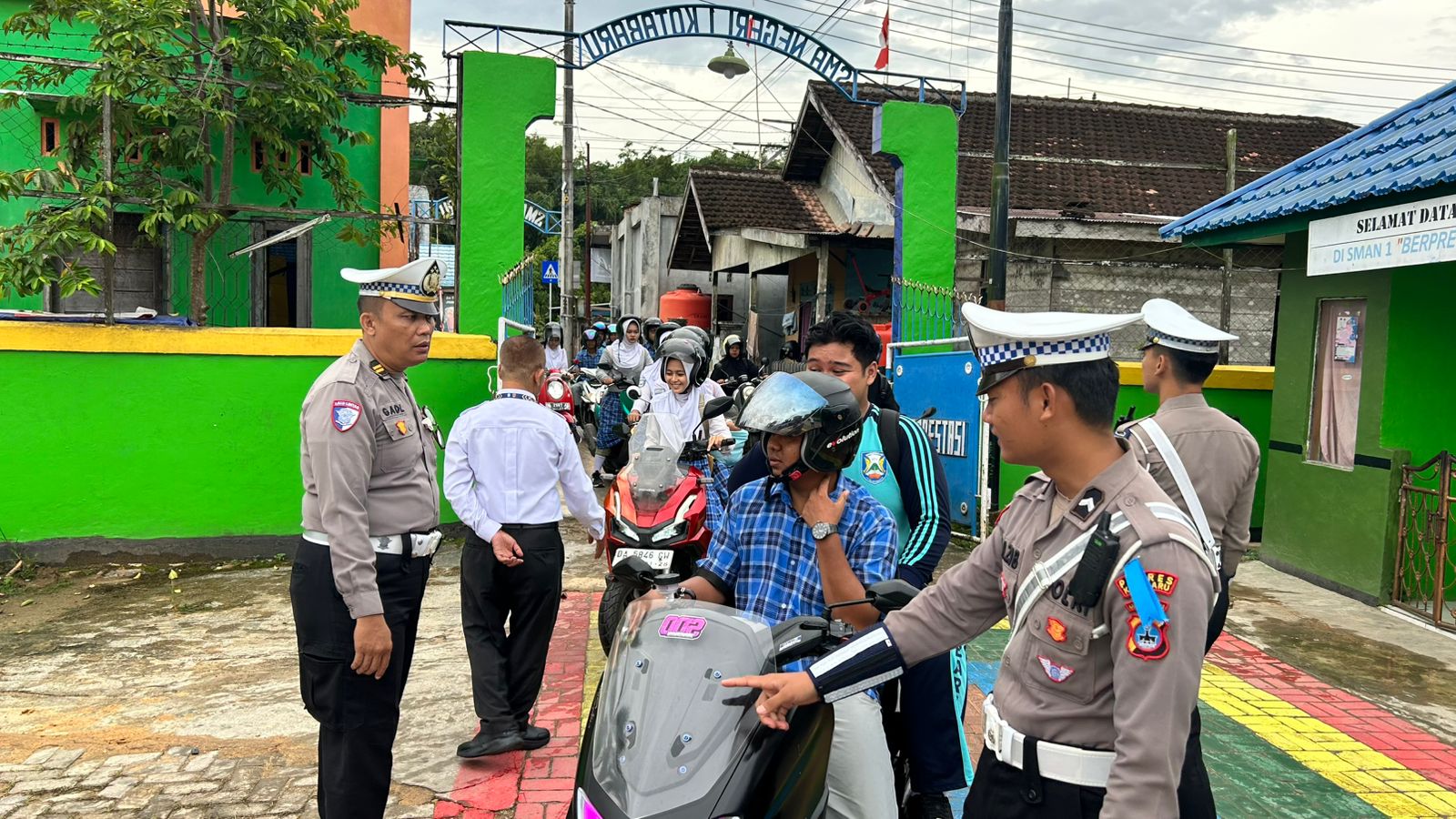 Petugas Operasi Zebra 2025 Polres Kotabaru saat mengecek kendaraan roda dua milik pelajar SMAN 1 Kotabaru.