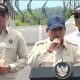Presiden Prabowo menekan tombol sirene peresmian Jembatan Kabanaran di atas Sungai Progo.