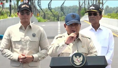 Presiden Prabowo menekan tombol sirene peresmian Jembatan Kabanaran di atas Sungai Progo.