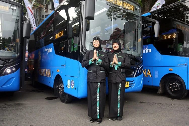 Armada Bus Trans Jatim melintas di Malang Raya dengan desain modern dan fasilitas ramah disabilitas.