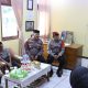 Petugas Polsek Murung Pudak mengamankan pelajar dan barang bukti parang usai keributan di depan Stadion Pembataan Tabalong.