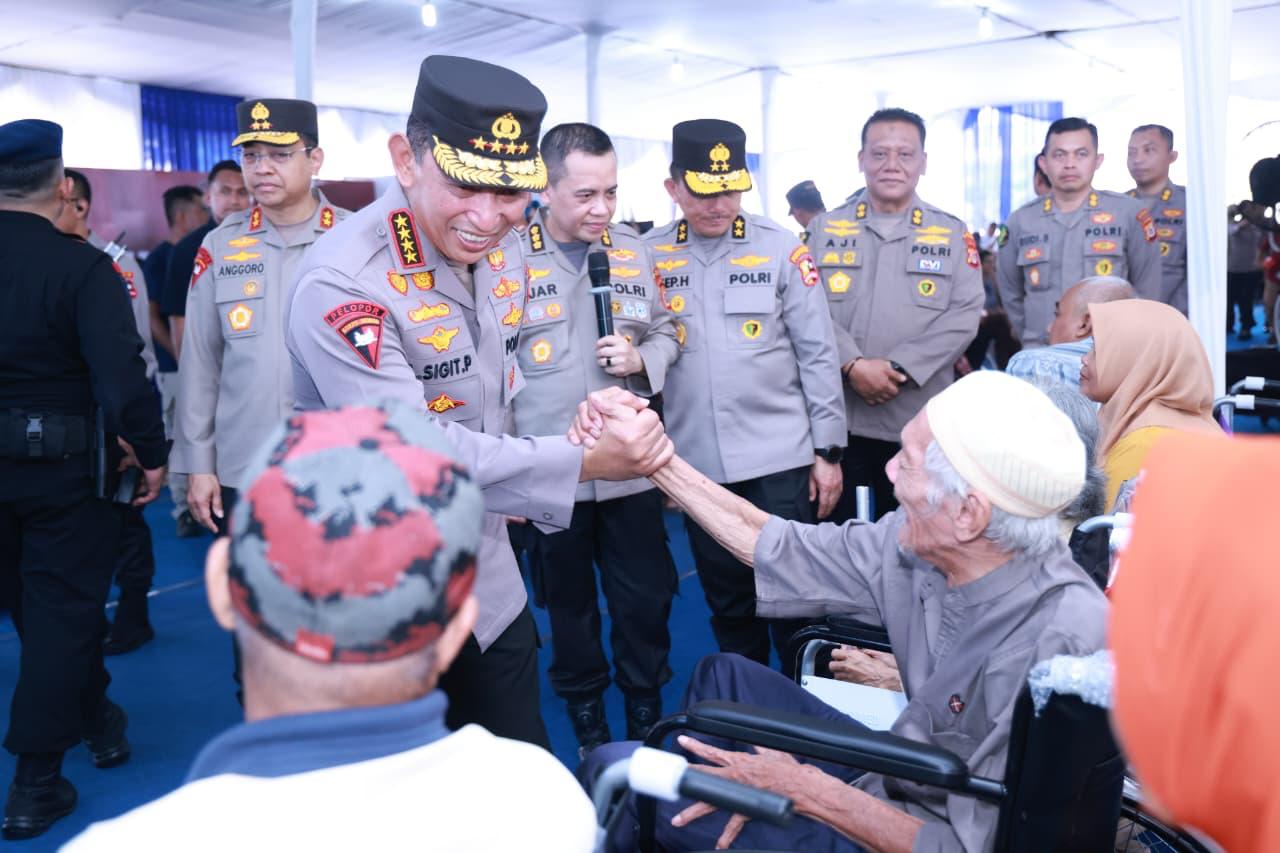 Kapolri meninjau bakti kesehatan dan pembagian bansos Polda DIY di Mako Satbrimob.