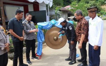 Asisten III Setda Kukar Dafip Haryanto memukul gong sebagai tanda peresmian Sekolah Lansia Desa Ponoragan.