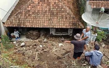 Kerusakan rumah warga di Cibunut Argapura akibat material longsor menimpa dinding dan atap.
