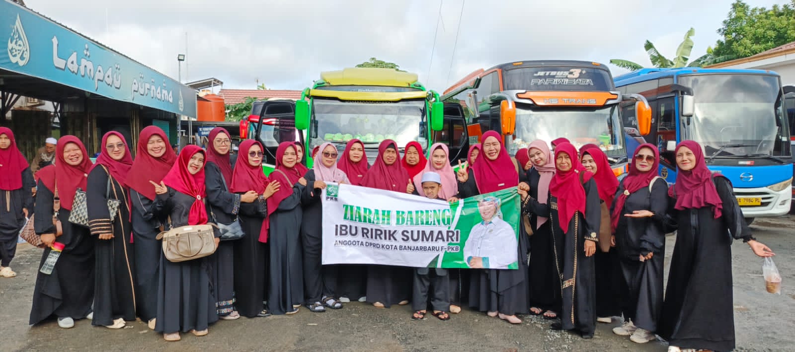 Anggota DPRD Banjarbaru Ririk Sumari memimpin rombongan ziarah religi warga Sungai Ulin ke makam wali di Kalimantan Selatan.