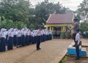 Kapolsek Pulau Sembilan Sampaikan Pesan Kamtibmas ke Pelajar SMPN 1 dalam Upacara Bendera