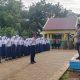 Kapolsek Pulau Sembilan IPTU Agus Riyanto menjadi pembina upacara di SMPN 1 Pulau Sembilan.