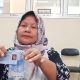 Warga Majalengka menunjukkan identitas dan uang BLTS Kesra Rp900 ribu hasil pencairan bantuan di Kantor Kecamatan Kadipaten.