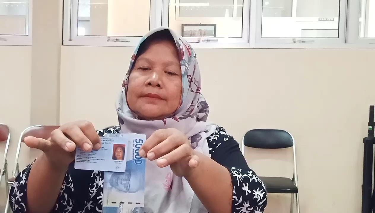 Warga Majalengka menunjukkan identitas dan uang BLTS Kesra Rp900 ribu hasil pencairan bantuan di Kantor Kecamatan Kadipaten.