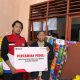 Penyerahan bantuan Pertamina Patra Niaga kepada warga terdampak erupsi Gunung Semeru di Lumajang.