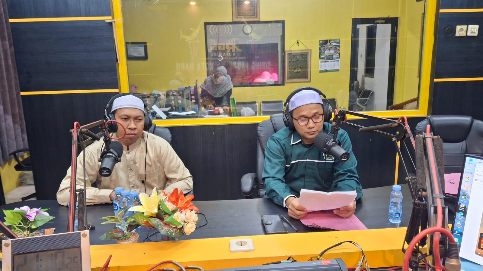 Kepala Kemenag Kotabaru menyampaikan ceramah agama di studio Radio Gema Saijaan.