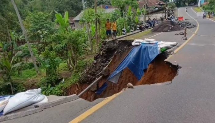Jembatan Cikaleho Ciamis Ambruk, Arus Lalu Lintas Dialihkan Melalui Jalur Alternatif