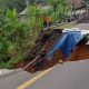 Penampakan lokasi longsor di Jembatan Cikaleho Cipaku, tampak badan jembatan ambruk dan petugas mengamankan area kejadian.