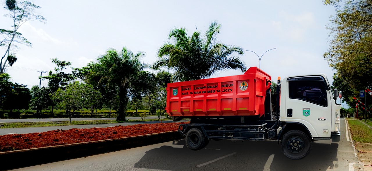 Truk DLH Tanah Bumbu sedang mengangkut material tanah dari proses penataan median jalan di area perkantoran Batulicin.