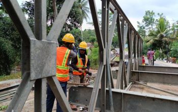 Pekerja memasang rangka jembatan Bailey di Jembatan Cikaleho yang ambruk akibat longsor di Ciamis.