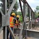 Pekerja memasang rangka jembatan Bailey di Jembatan Cikaleho yang ambruk akibat longsor di Ciamis.