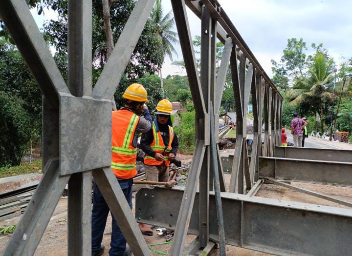 Pekerja memasang rangka jembatan Bailey di Jembatan Cikaleho yang ambruk akibat longsor di Ciamis.