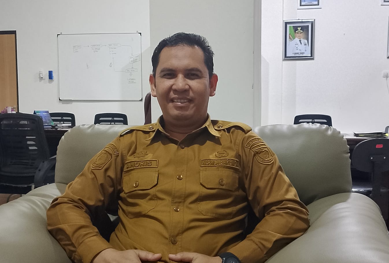 Andris Evony Kepala Bapenda Tanah Laut saat menjelaskan realisasi pendapatan daerah hingga 25 November 2025
