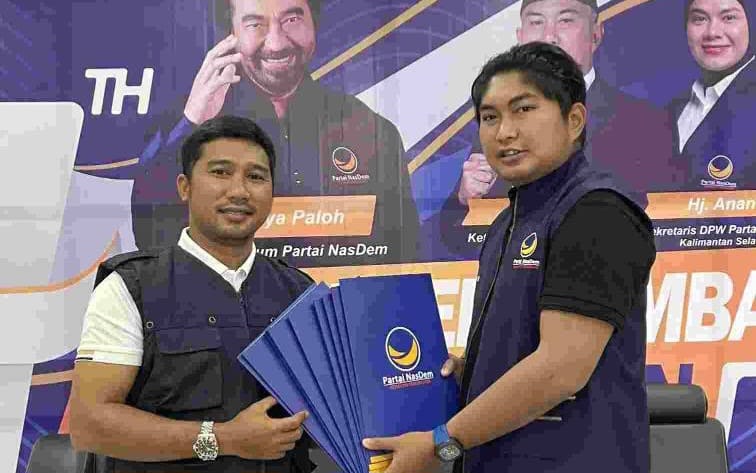 Penyerahan SK DPP Partai NasDem dari Lauhul Mahfuz kepada DPW NasDem Kalsel.