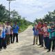 Ket Foto : Ruas jalan Desa Naning, Kecamatan Basarang, Kabupaten Kapuas yang telah rampung direkonstruksi sepanjang 1,38 kilometer kini mempermudah akses aktivitas warga. Pemerintah desa dan masyarakat menyampaikan apresiasi atas perhatian Pemerintah Kabupaten Kapuas terhadap peningkatan infrastruktur pedesaan. (FOTO IST)