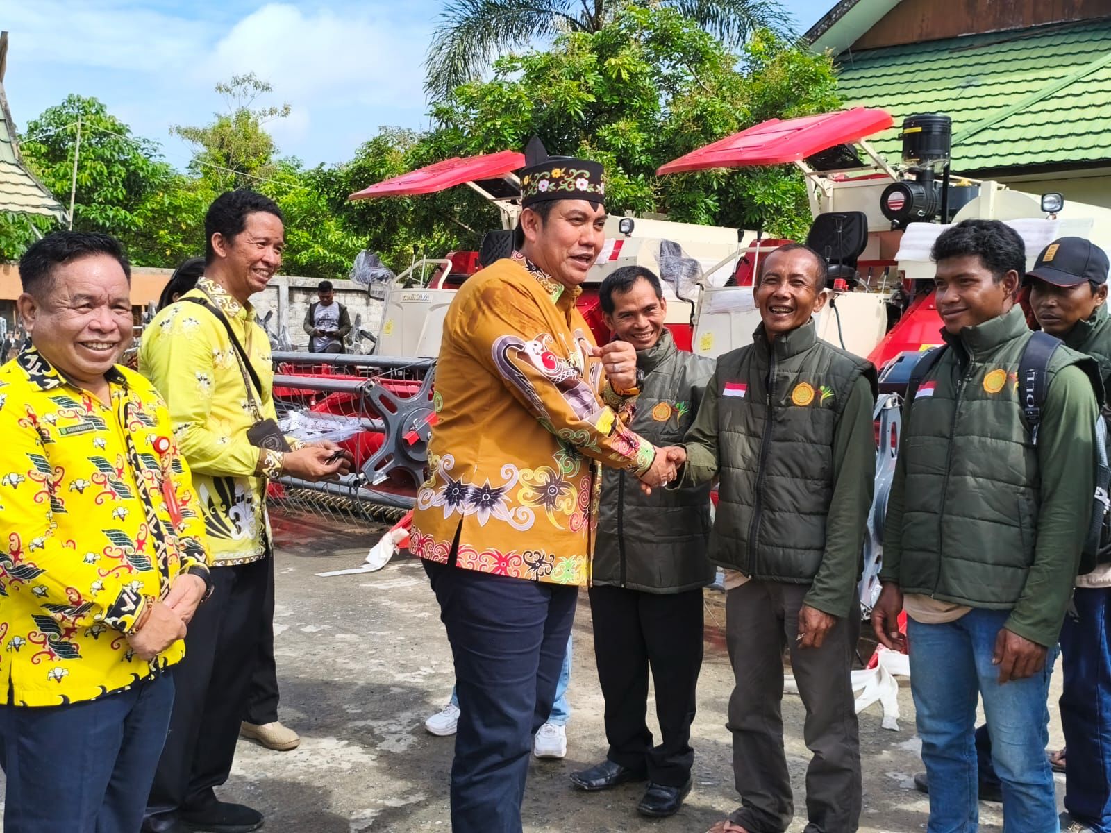 Wakil Bupati Pulang Pisau menyerahkan simbolis bantuan combine harvester kepada kelompok tani.