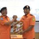 Dua pejabat SAR DIY, Kamal Riswandi dan Rio Banupanitis, berjabat tangan saat serah terima jabatan Kepala Kantor SAR Yogyakarta.