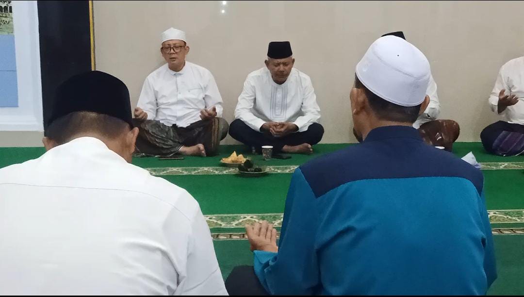 Suasana doa bersama warga Desa Heuleut di Masjid Jamie Al-Imam untuk korban banjir Sumatra dan Aceh.