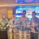 Pertukaran cendera mata antara Pemkab Kotabaru dan KORPRI Balangan dalam kegiatan studi tiru dan olahraga persahabatan di Aula Bamega Kotabaru.