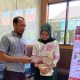 Petugas Polres Balangan menjelaskan penggunaan aplikasi Super App POLRI kepada warga dalam layanan SKCK online yang dinilai lebih cepat dan transparan