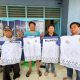 Wartawan Tanah Laut mengembalikan kaos bertuliskan relawan kepada panitia Porprov Kalsel XII sebagai bentuk protes terhadap atribut yang dinilai menghambat peliputan.
