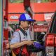 Operator SPBU Pertamina mengisi bahan bakar ke mobil pelanggan di Cianjur setelah kebakaran truk tangki BBM, menunjukkan layanan tetap berjalan normal.