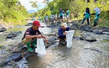 Siswa dan relawan menabur 50 ribu benih ikan endemik di Sungai Siwayut, Kudus, pada kegiatan pelestarian lingkungan yang diadakan IJTI Muria Raya untuk memperingati Hari Santri dan Sumpah Pemuda.