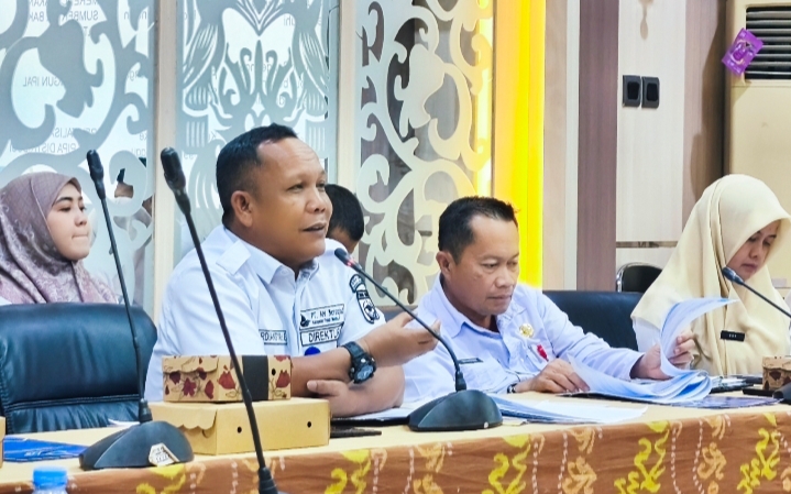 Andi Erwin Prasetya memimpin rapat kerja DPRD Tanah Bumbu soal perbaikan distribusi air bersih