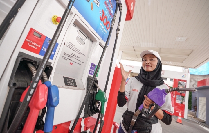 Petugas SPBU Pertamina sedang mengisi Pertamax Green 95 ke tangki kendaraan di Jakarta.