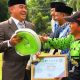 Bupati Tanah Laut H. Rahmat Trianto menyerahkan piagam penghargaan usai upacara Hari Pahlawan ke-80 di Pelaihari.