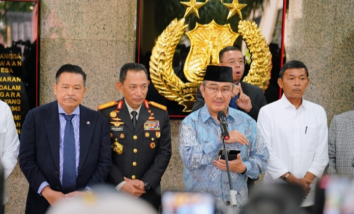 Kapolri Jenderal Listyo Sigit Prabowo berbicara kepada awak media setelah menghadiri rapat perdana Komisi Percepatan Reformasi Polri di Mabes Polri, Jakarta.