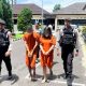 Polisi menggiring pasangan asal Semarang pelaku pembuangan bayi di Sleman