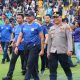 Kapolres Tanah Laut Ricky Boy Siallagan hadir di final sepak bola Porprov Kalsel 2025 di Lapangan Pertasi Kencana.