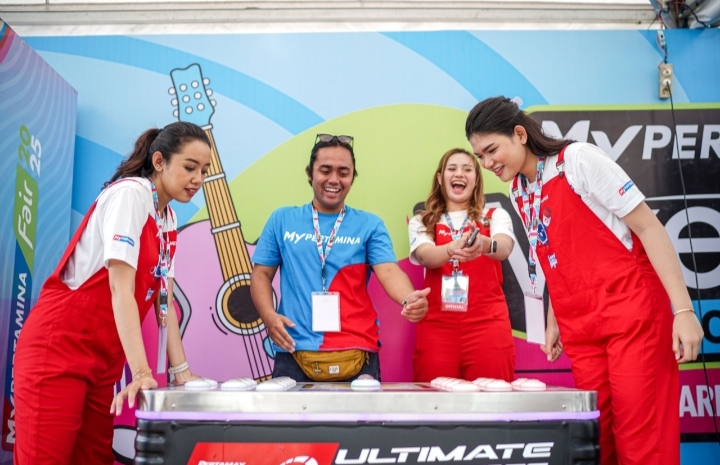 Suasana MyPertamina WikenFES 2025 di Lapangan Utara Rampal Malang dengan pengunjung menikmati berbagai kegiatan festival.