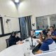 Wakil Bupati H. Zazuli dan Kadis Kominfo Rika Amalia berbicara lewat telepon saat menyapa pendengar program RAZAWALI.