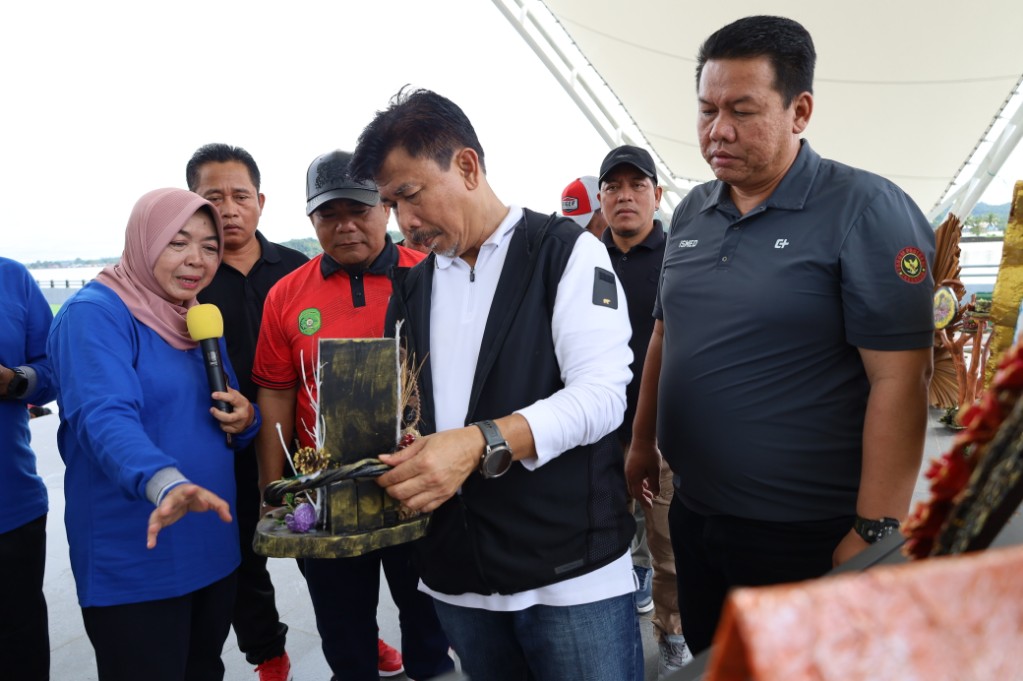 Sekda Kukar H. Sunggono melihat produk daur ulang karya pegiat sampah pada Festival Daur Ulang Tenggarong 2025 di Taman Tanjong.