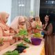 Peserta DWP Tanah Bumbu belajar membuat hiasan makanan dari sayuran saat pelatihan garnis di Gedung Sekretariat PKK.