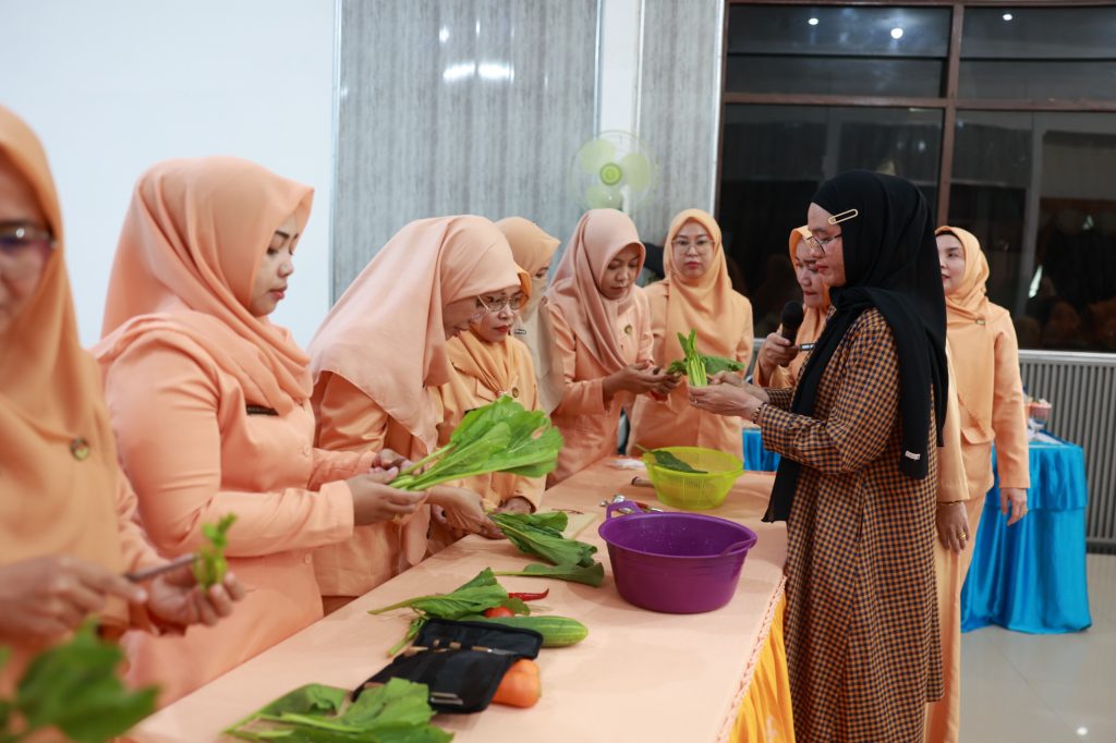 Peserta DWP Tanah Bumbu belajar membuat hiasan makanan dari sayuran saat pelatihan garnis di Gedung Sekretariat PKK.