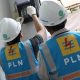 Petugas PLN sedang memeriksa jaringan listrik di meter pelanggan