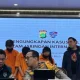 AKBP Raffles Langgak Putra menyampaikan keterangan pers di Mapolda Metro Jaya mengenai kasus penipuan trading kripto yang merugikan korban hingga miliaran rupiah.