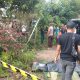 Petugas polisi melakukan olah TKP di lokasi pembunuhan di Sungai Tiung, Banjarbaru.