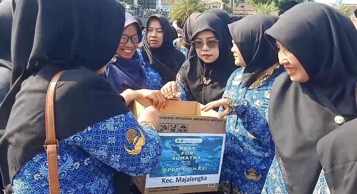ASN Majalengka menggalang donasi untuk korban banjir Sumatra dan Aceh pada peringatan HUT ke-54 Korpri di Lapangan GGM.