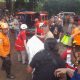 Petugas SAR gabungan mengevakuasi korban tertimbun septic tank runtuh di Ngangkrik, Triharjo, Sleman.