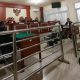 Ruang sidang PN Banjarmasin memperlihatkan majelis hakim, jaksa, dan kuasa hukum hadir dalam persidangan perkara MHA yang ditunda ke pekan berikutnya.