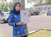 Pegawai Pemkab Sumedang memegang dan memperlihatkan SK pengangkatan ASN Paruh Waktu usai upacara HUT Ke-54 Korpri.